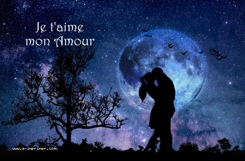 Deux amoureux s'embrassent devant la lune.