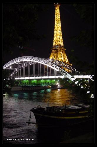 Carte postale de la tour Effel claire, de nuit,  Paris.