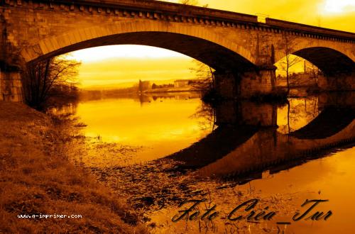 Carte postale d'un pont de nuit.