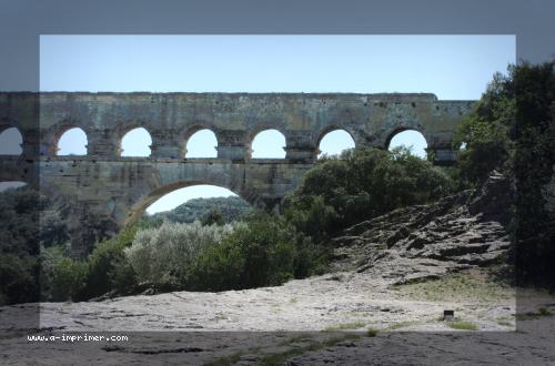 Photo du pont du Gard dans le Languedoc roussillon.