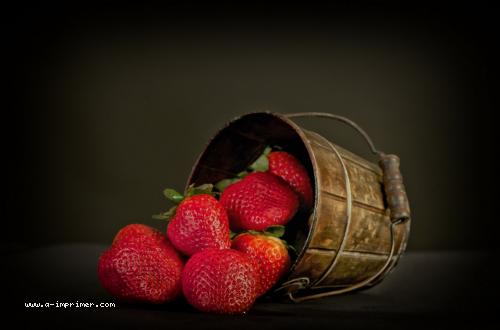 Carte postale d'un petit panier de fraises.