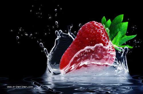 Une fraise qui tombe dans l'eau