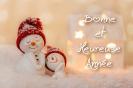 Carte postale Bonne Année : Des bonhommes de neige se font un calin.