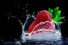 Miniature : Une fraise qui tombe dans l'eau