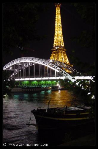 Carte postale de la tour Effel claire, de nuit,  Paris.