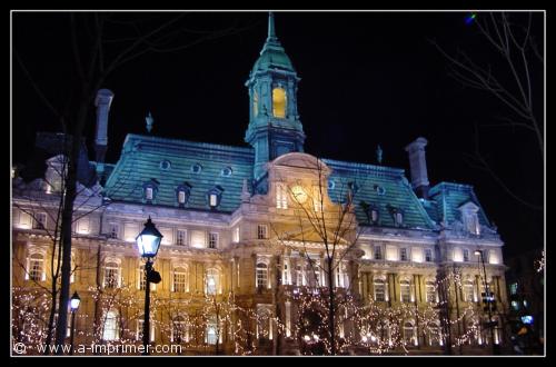 Carte postale de l'htel de ville, de nuit,  Montral au Canada.