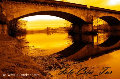 Carte postale d'un pont de nuit.