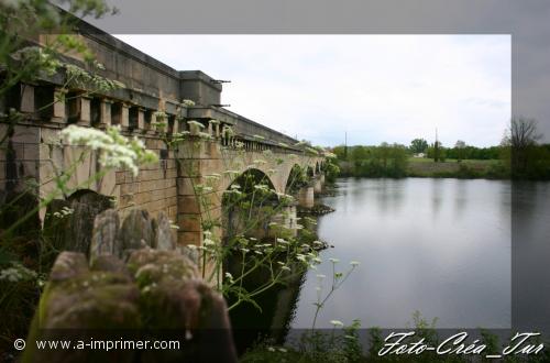 Carte postale d'un pont sur l'eau.