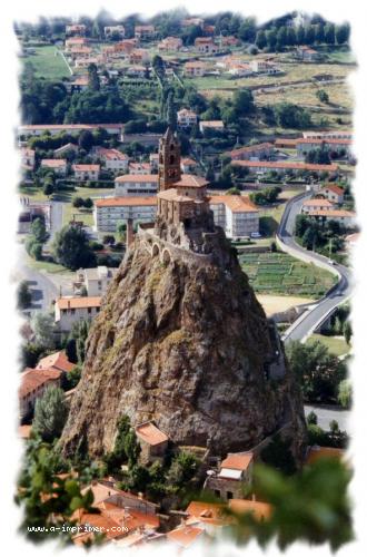 Carte postale du rocher dAiguille au Puy en Velay.