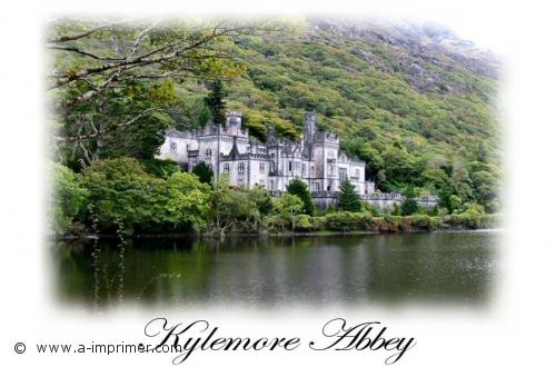 Carte postale de Kylemore Abbey en Irlande.