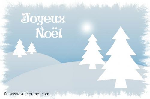 Joyeux Noël Carte postale de sapins dans la montagne. Joyeux noël.