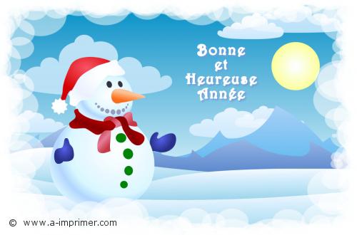 Bonhomme de neige Un bonhomme de neige dans des montagnes enneigées pour souhaiter une bonne année 2021