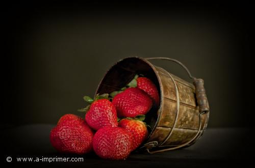 Carte postale d'un petit panier de fraises.