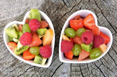 Deux coupes de salade de fruits en forme de coeur