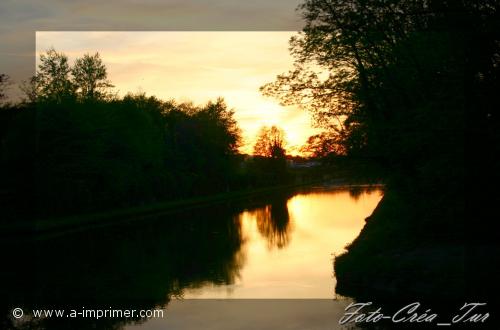 Carte postale d'un coucher de soleil sur une rivire.