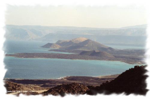 Carte postale de montagnes sur la mer  Djibouti.