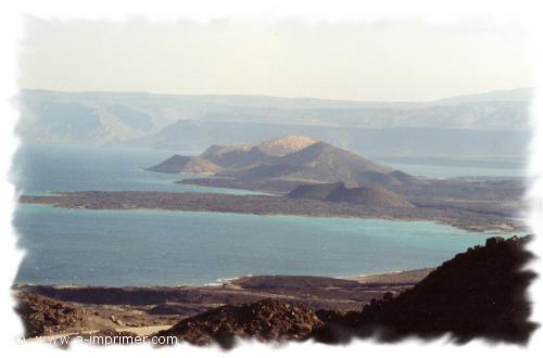 Djibouti Carte postale de montagnes sur la mer à Djibouti.