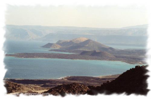 Carte postale de montagnes sur la mer  Djibouti.