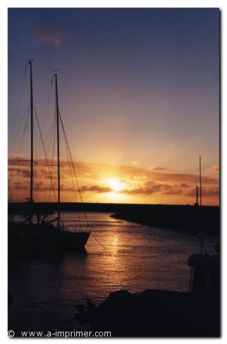 La Réunion Carte postale de bateaux devant un coucher de soleil à la Réunion.