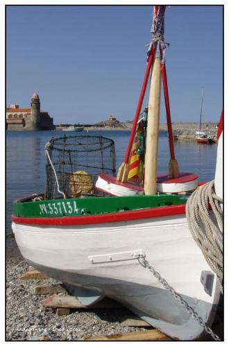 Carte postale d'un bateau blanc  Collioure.