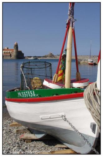 Carte postale d'un bateau blanc  Collioure.