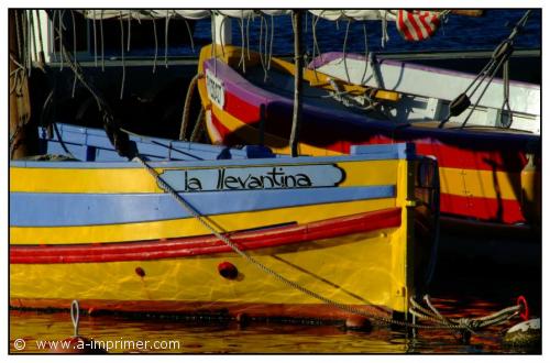 Carte postale d'un bateau jaune dans le port de Banyuls sur mer.