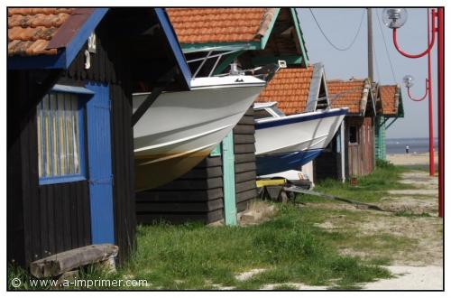 Cabanes Carte postale de bateaux dans leurs cabanes.