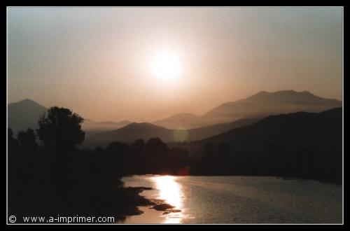 Carte postale d'un lever de soleil sur la Corse.