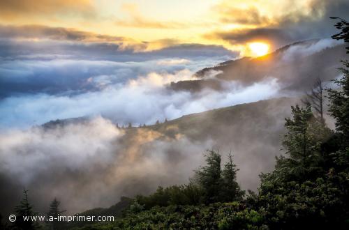 Les montagnes dans les nuages