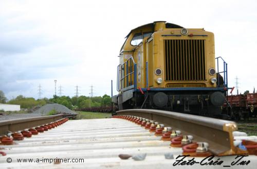 Carte postale d'un train sur ses rails.